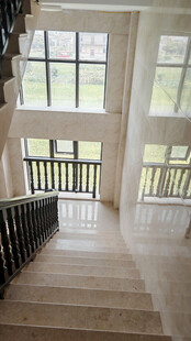 豪华宽敞的室内楼梯空间