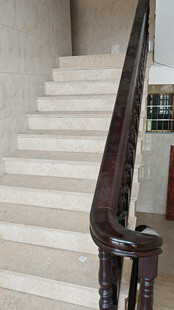 优雅木质楼梯扶手设计