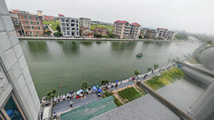 河畔多彩建筑与休闲人群