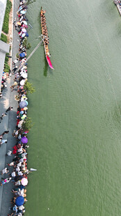 河岸龙舟竞渡热闹场景