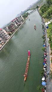 河上龙舟竞渡热闹场景