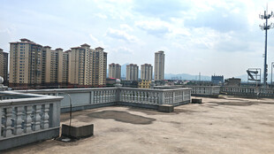 城市天台远眺高楼景观