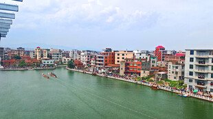 河畔多彩建筑景观