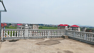 屋顶观景台远眺城市景色