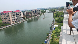 男子高处拍摄河畔建筑群