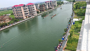 河畔城镇龙舟赛现场