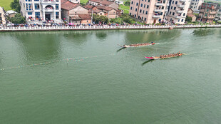 河上龙舟竞渡场景