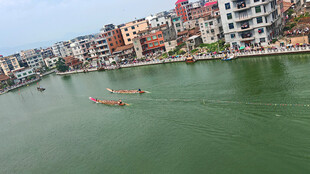 河畔多彩建筑与水上小船