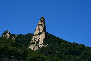 奇峰耸立青山间