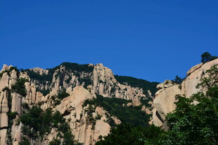 巍峨壮丽的山峰景色