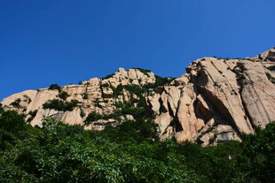 峻峭山石与葱郁植被
