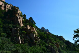 青山峻石间的自然景致
