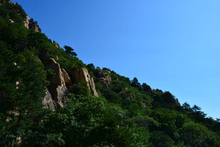 青山蓝天间的秀丽山景