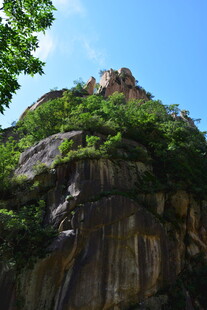 青山覆绿岩 峻岭展风光