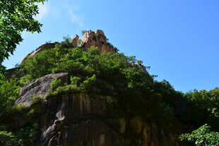 青山峻岭间的秀丽风光