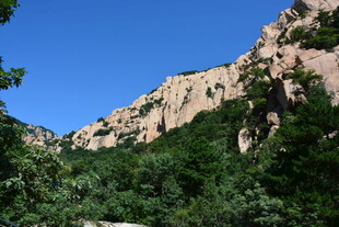 山间翠谷 峭壁蓝天美景