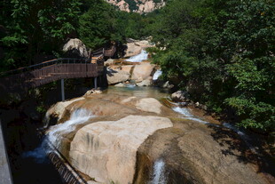 山间溪流石桥自然美景