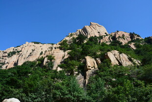 巍峨山峰绿意环绕