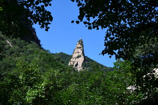 山林间的独特石峰景观