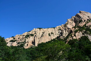 巍峨山峰绿意环绕