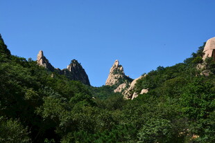 青山峻岭间的秀丽风光