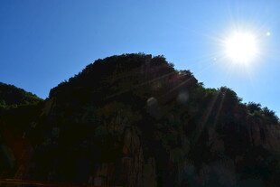 阳光下的巍峨山峰