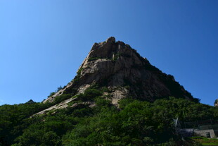 巍峨山峰绿意环绕