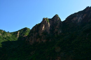 峻峭山峰映蓝天