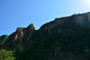 青山巍峨 蓝天映衬美景