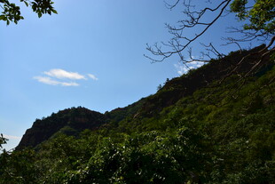 青山蓝天间的自然景致