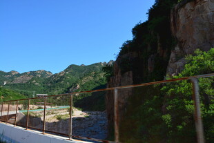 山间公路旁的护栏与青山