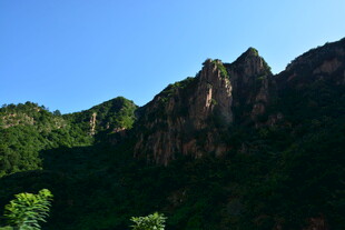 峻峭山峦绿意环绕