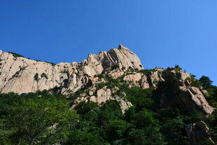 壮丽山峰与葱郁植被