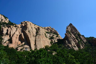 峻峭山峰与葱郁植被