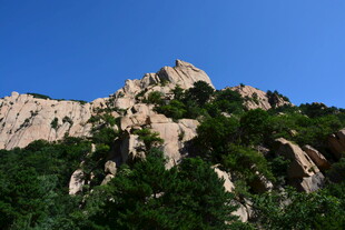 巍峨山峰绿意环绕