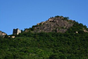 青山上的古老建筑遗迹