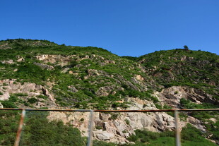 青山蓝天间的自然景致