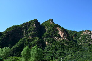 青山翠岭 蓝天映衬美景