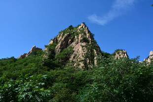 峻峭山峰与葱郁植被