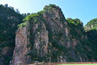 巍峨青山 峭壁绿植繁茂