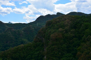 青山蓝天间的秀丽山峦