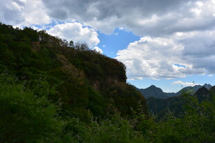 青山峻岭间的蓝天白云