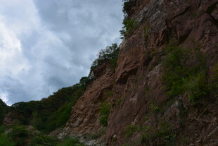 山间陡峭岩壁与绿植景观