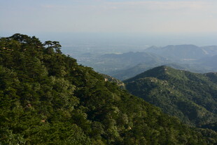 青山绵延的壮阔自然景观