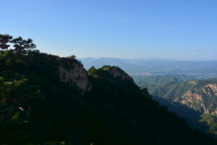 山峦叠翠的壮丽自然景观