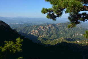 山巅远眺美景