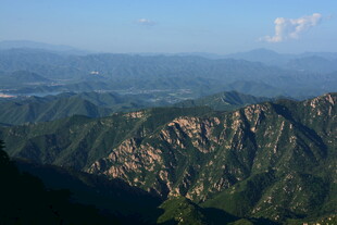 壮丽山峦景观