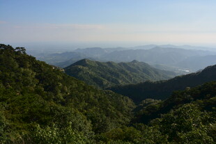 青山连绵的壮阔山间景致