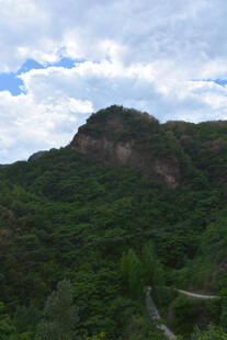 青山葱郁间的山间景致