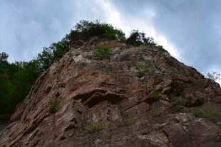陡峭岩石山峰